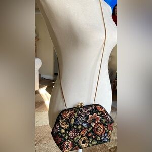 Vtg AccessoryEmbroidered beaded floral Evening purse clasp gold closure strap